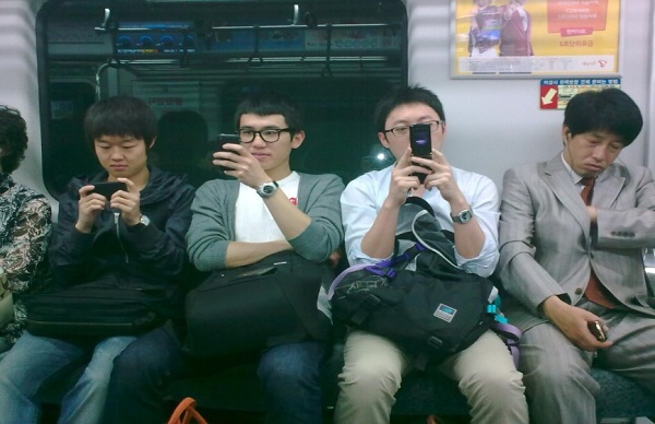 Korean mobile users more courteous in transit 1 mobilekorea1