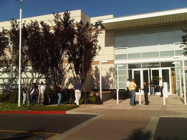 On Apple campus: Live updates 3 applemediacheckin